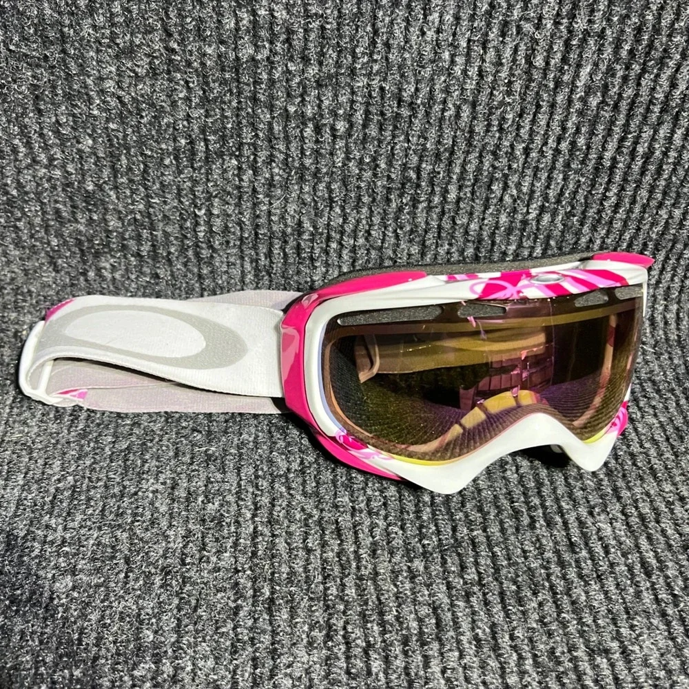 Oakley Elevate Snow Goggles OS Pink White Ski Snowboard Breast Cancer Awareness